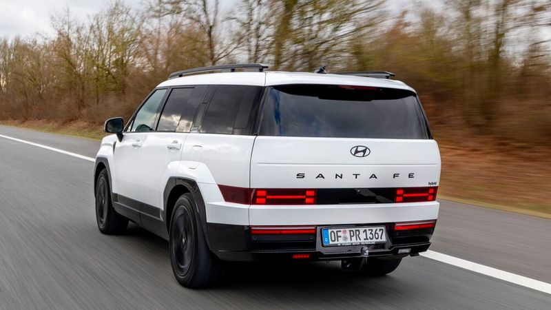 Antriebstechnisch überarbeitet: Der Santa Fe Hybrid bringt es nach dem Facelift auf 176 kW/239 PS. (Bild: Hyundai)