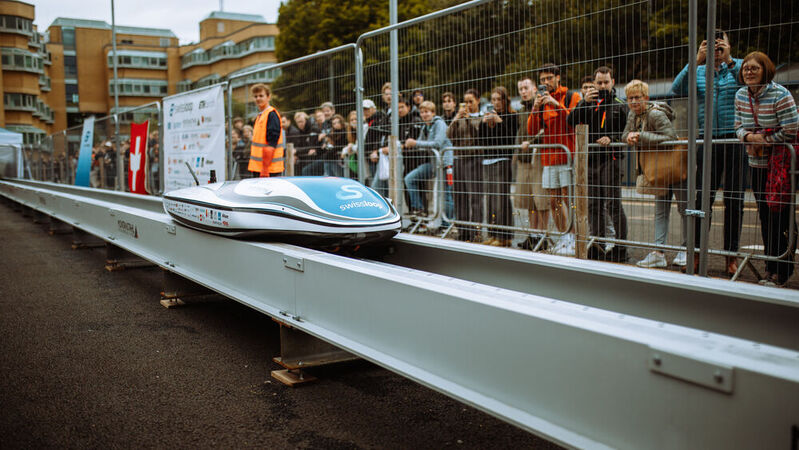 Das Team Swissloop zeigte seinen Prototypen auf einem 50 Meter langem und selbst designten Schienensystem.