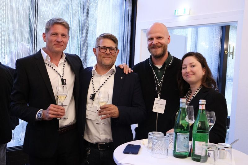 Feierstimmung auch bei (v. l.) Oliver Zimmer (Speicherwerke), Jens Groenewold (MR Datentechnik), Jochen Griebel (Netlogix) und Mhiriban Dincel (IT BUSINESS) (Bild: TIM)