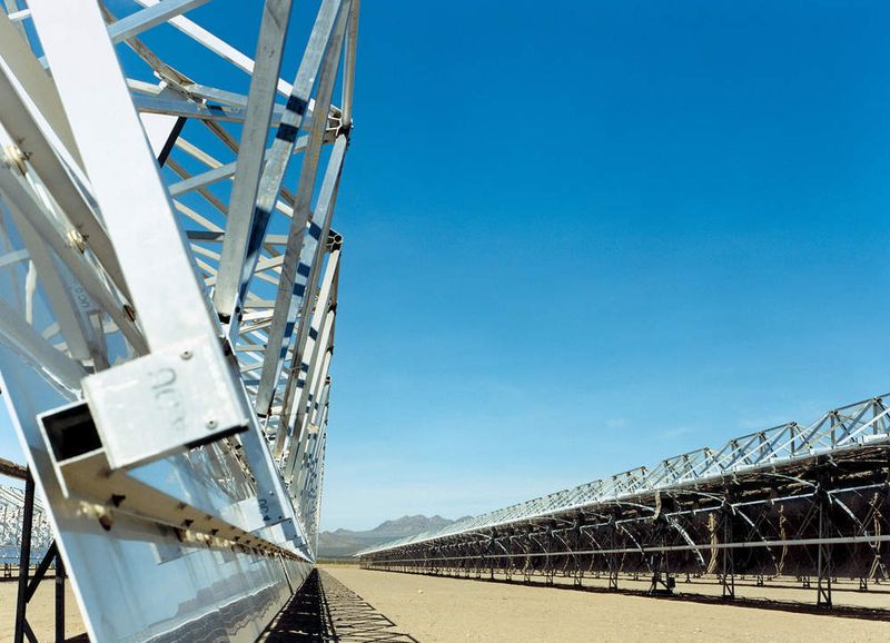 Sonnenspiegel bündeln die Wärme der Sonneneinstrahlung und wandeln damit Wasser in Dampf um, der eine Turbine antreibt. (Archiv: Vogel Business Media)