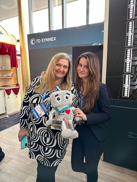 (l.) Cornelia Völkl-Sedlmayr und Denise Walther (TD Synnex) haben ihr Herz an Cloudi verloren.  (Bild: Vogel IT-Medien GmbH)