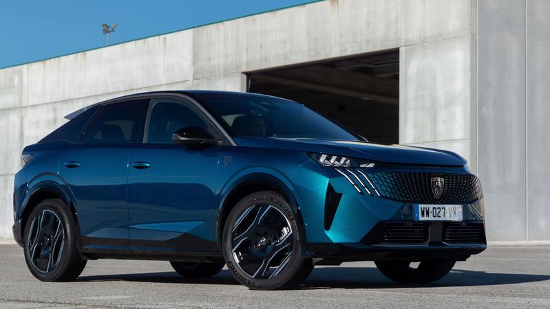 Der neue Elektro-3008 von Peugeot ist unter anderem an seiner überarbeiteten Frontpartie mit neuen Scheinwerfern und Grill zu erkennen.(Bild:  Peugeot)