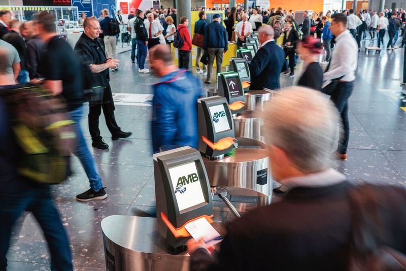 Die letzte „Hürde“ zum Zugang zur AMB 2024 wurde smart genommen ... (Bild: Landesmesse Stuttgart)