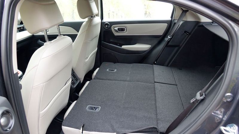 Und sie lassen sich zu einer stufenlosen Ladefläche umlegen. (Bild: Rosenow – »kfz-betrieb«)