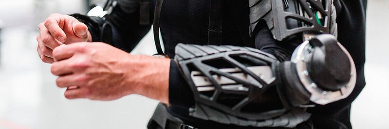 Das Exoskelett ist einer der Demonstratoren des Future Work Lab, der schweres Heben oder Überkopfarbeiten vereinfachen soll. (Bild:   Ludmilla Parsyak © Fraunhofer IAO)