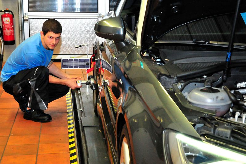 Hier ist der spätere Sieger, Timo Ristau aus Brandenburg, bei der Justage eines Radarsensors. (Schmidt)