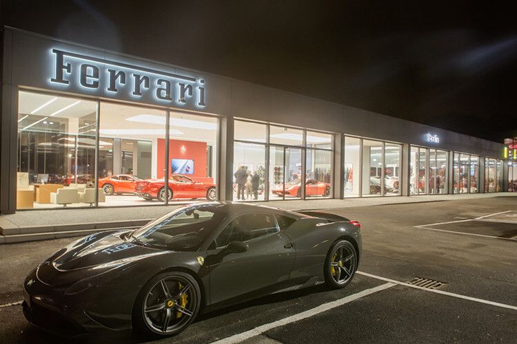 Die reale Ferrari-Front bei Nacht. (Foto: Riller & Schnauck)