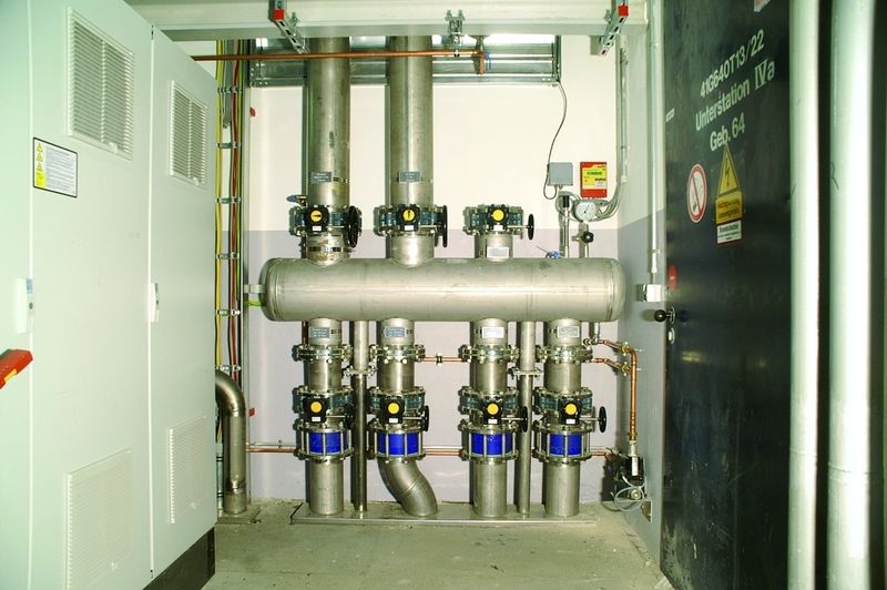 Bild 3: Nach der Aufbereitung tritt die getrocknete Druckluft über eine Verteilung in die Bereiche des Werksnetzes ein. (Archiv: Vogel Business Media)