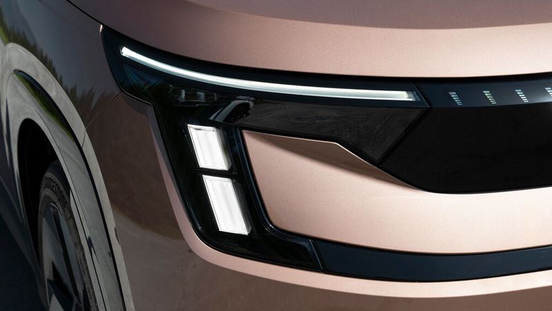 Auch die Frontscheinwerfer folgen dem t-förmigen Grundmuster. (Bild: Skoda)