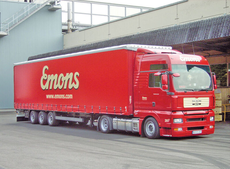Mit den 130 eigenen Lkw und 900 Fahrzeugen von Subunternehmern wickelt Emons täglich durchschnittlich 10000 Kundenaufträge ab. Die Sendungsgewichte betragen dabei zwischen 10 kg und 25 t.Bild: Emons (Archiv: Vogel Business Media)