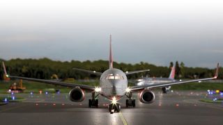 Miniatur Wunderland Hamburg: Eine 737-800 der Air Berlin im Morgengrauen kurz vor dem Take-Off. (Bild: Miniatur Wunderland Hamburg)