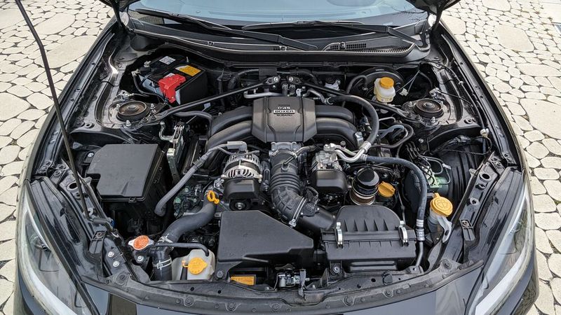 Da schlagen die Herzen von Käfer- und Porschefahrern höher: ein Boxermotor. Subaru lobt bei diesem (zu Recht) nicht nur den perfekten Massenausgleich des Kurbeltriebs, sondern auch die perfekte Balance, d. h. die symmetrische Gewichtsverteilung bezogen auf die Fahrzeuglängsachse, sowie den niedrigen Schwerpunkt. Zudem sorgt das kompakte Aggregat (und der Verzicht auf „Auflade-Zubehör“ wie Turbo und Kompressor) dafür, dass Mechatroniker hier gerne Hand anlegen: Es gibt reichlich Platz, alles ist schön erreichbar, und – typisch Asiate/Japaner – es gibt noch viele Schrauben und solide Halter aus Blech anstatt Einweg-Plastikclipse und Kunststoff-Gedöns. (Bild: Dominsky – VCG)