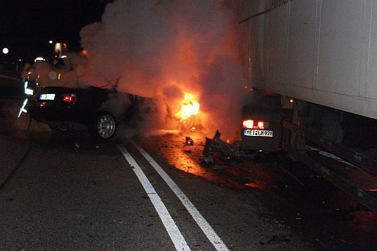 Der Unfall: Mit hoher Geschwindigkeit war ein BMW mit dem Lkw von Valerij Fluh zusammengestoßen. (Feuerwehr Bad Kreuznach)
