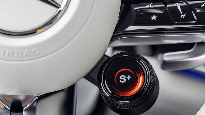 Über einen runden Mini-Screen im Lenkrad lassen sich unter anderem die Fahrmodi Sport und Sport+ aktivieren. (Bild: Mercedes-Benz)