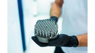 Plenum produziert auf den beiden vorhandenen Truprint 1000 derzeit rund 40.000 Implantate pro Jahr in 35 verschiedenen Größen. Je nach Größe der winzigen Schrauben werden pro Druckvorgang zwischen 200 und 300 Stück aus dem Pulver aufgebaut. (Plenum)