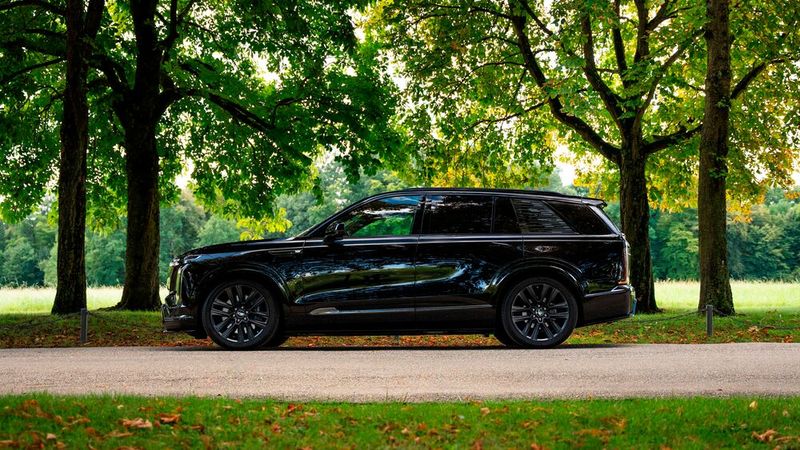 Auf über fünf Metern länge bietet er Platz für bis zu sieben Insassen. (Bild: Cadillac)