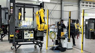 Halter CNC Automation hat sich auf Roboterbeladungssysteme für CNC-Zerspanungsmaschinen spezialisiert. Aufgrund der steigenden Nachfrage baut das Unternehmen die Produktion in Issum nun massiv aus. Demnächst gibt es auch Workshops und ein Open House. (Bild: Halter CNC Automation)