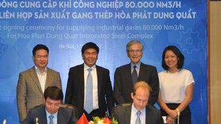 Stefan Messer (third from right) and Marc Wachter, Managing Director of Messer in Vietnam, (second from right) at the contract signing with representatives of Hoa Phat. (Messer)