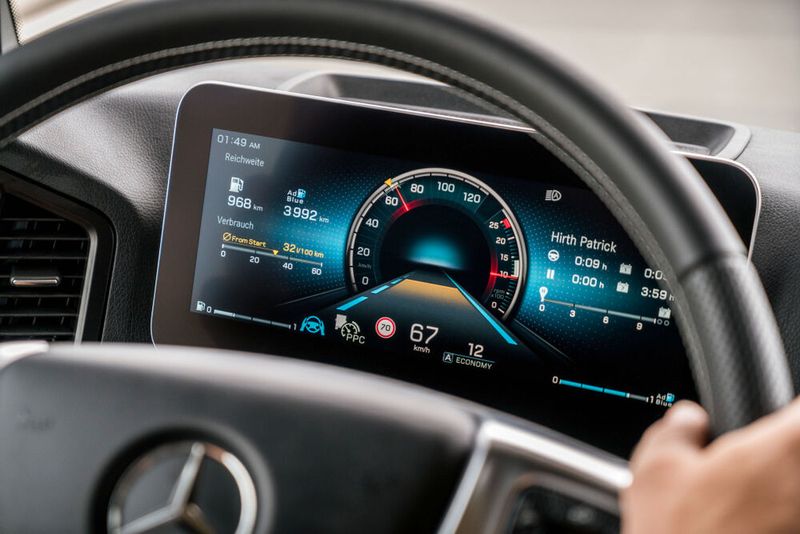 Das zehn Zoll große Display zeigt dem Fahrer die wichtigsten Funktionen des Fahrzeugs an. (Bild: © Daimler AG)