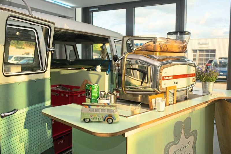 Zur Verköstigung waren diverse Food-Trucks auf dem Gelände, etwa diese Kaffeebar ... (Bierschneider)
