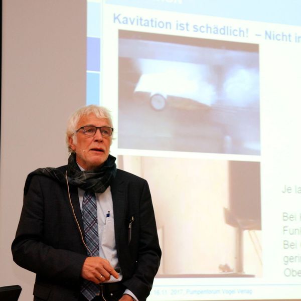 Prof. Dr.-Ing. Eberhard Schlücker von der Universität Erlangen-Nürnberg führte mit seinem Vortrag auch dieses Jahr wieder in das Thema ein. Er widmete sich der Frage, wodurch eigentlich Pumpenschäden entstehen?  (Kempf/PROCESS)
