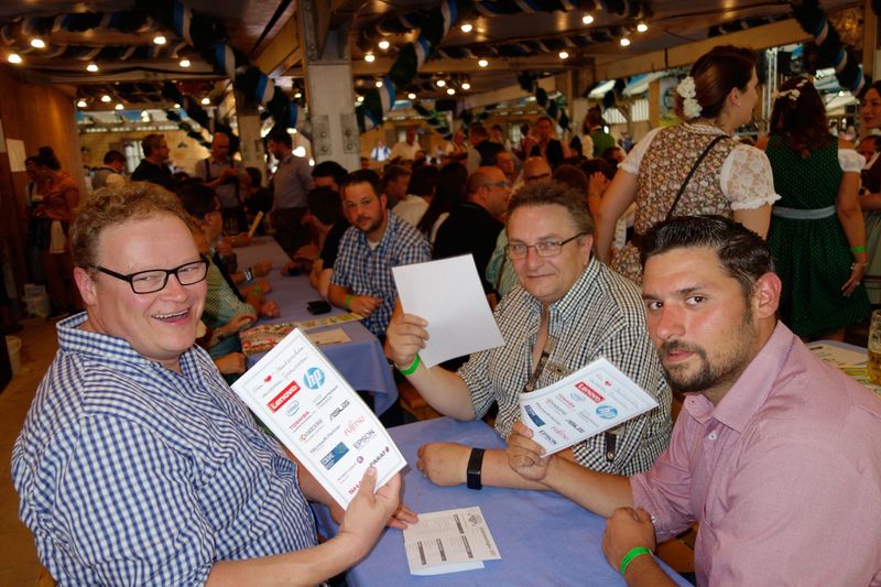 (v. l.) Sven Ortmann, ALSO, Volker Kessler und Ronny Globisch, LumeIT, haben ihre Fächer zu Hause vergessen. (Bild: IT-BUSINESS)