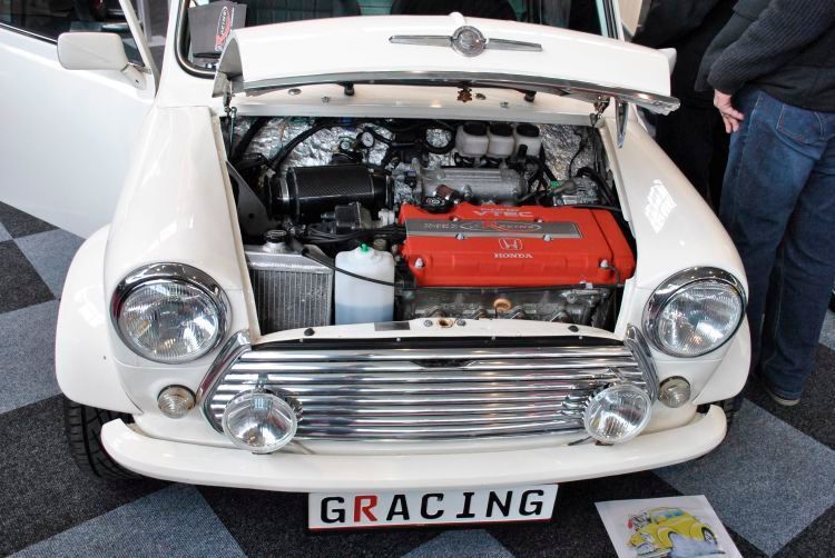 Immer noch beliebt: das Tunen historischer Fahrzeuge mit neuzeitlichen Mitteln. Die Firma Gracing stopft in alte Minis deutlich jüngere Hondamotoren. Auf Wunsch bis zu 210 PS starke Exemplare – inklusive TÜV. (Dominsky)