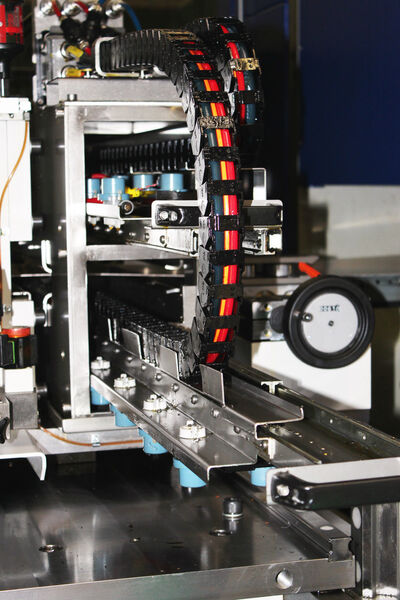Die Sprühleisten in Wartungsposition. Da die Sprühdüsen keiner mechanischen Belastung unterliegen, verringert sich deren Verschleiß. (Bild: Technotrans)