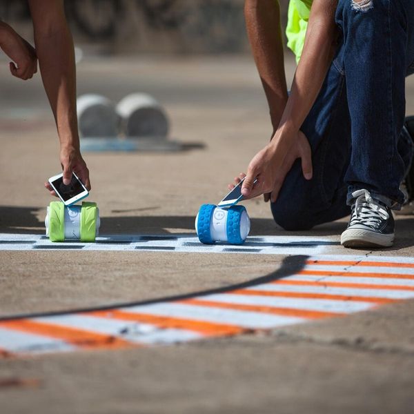 Ebenfalls bei radbag.de gibt es den „Ollie Mini-Roboter mit App-Steuerung“. Er erreicht eine Höchstgeschwindigkeit von 20 km/h und kostet 99,95 Euro. Die kostenlosen Apps dazu gibt es über App Store und Google Play.   (www.radbag.de)