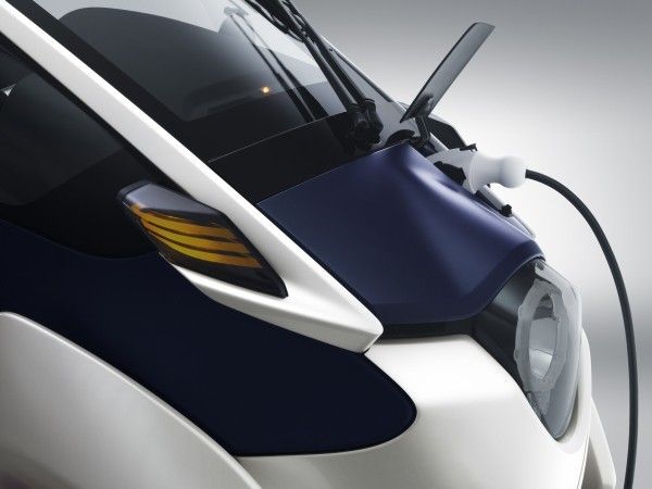 Der Toyota i-Road kombiniert die Vorzüge eines Autos mit der Wendigkeit eines Zweirads (Bild: Toyota)