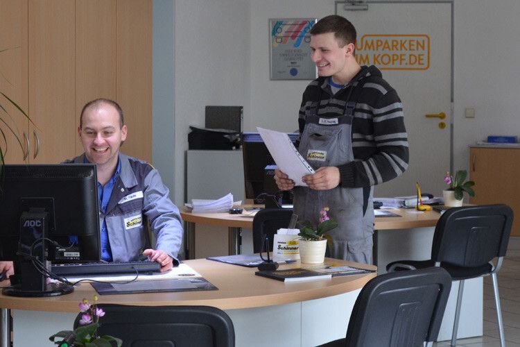 Die Schinner-Kundenkarte gewährt unter anderem 15 Prozent Nachlass auf die Lohnkosten in der Werkstatt. (Foto: Rehberg)