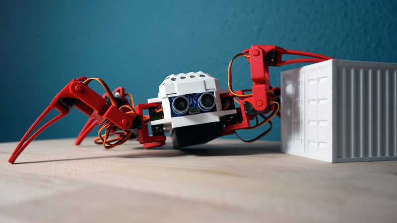 Der Roboter, den das IPH bei der Hannover Messe 2026 zeigt, kann mithilfe von Sprachsteuerung und KI einen Hindernisparcours nahezu in Echtzeit bewältigen.(Bild:  Fabien Florian Fliegner)