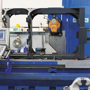 L'accessibilité à toutes les surfaces à usiner en un seul serrage nécessite de pouvoir travailler à l'intérieur du châssis et ce dans toutes les positions même la tête en « haut ».(Source :  MSM)