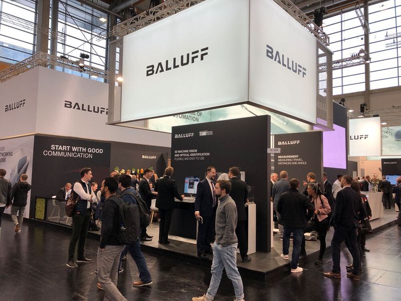 Anhand des anschaulichen Beispiels einer Kaffeemaschine zeigte Balluff die Entwicklung eines Sensors. Dieser misst unterschiedliche Komponenten wie etwa Vibration und Temperatur des Geräts, mit dem er magnetisch verbunden werden kann. Der Sensor sendet Ausschläge an einen Bildschirm, der manuell überwacht wird und anzeigt, ob sich alle Werte im Normalbereich befinden. Der nächste Schritt für Balluff wäre eine automatisierte Überwachung dieser Werte.  (Bild: Vogel Communications Group)