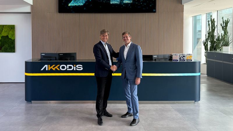 Thomas Klukas (links) und Giles Guidicelli (rechts) im Rahmen des Führungsübergangs bei Akkodis  Deutschland.(Bild:  Akkodis)