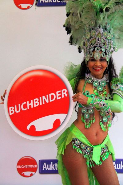 Samba do Brasil in der Oberpfalz: In den Pausen zwischen den Versteigerungen gab es für die Besucher Unterhaltung aus Südamerika. (Buchbinder)