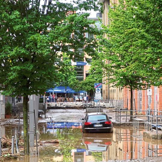 Ein neuartiges Sicherungselement sorgt dafür, dass Elektroautos auch bei Hochwasser sicher unterwegs sind.(Bild:  Flood damage (July 2021) in Rathausstrasse Hagen.  /Bärwinkel, Klaus / CC BY-SA 4.0)