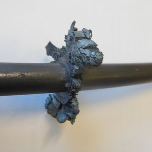 Geschweißter, aber noch nicht entgrateter Draht.