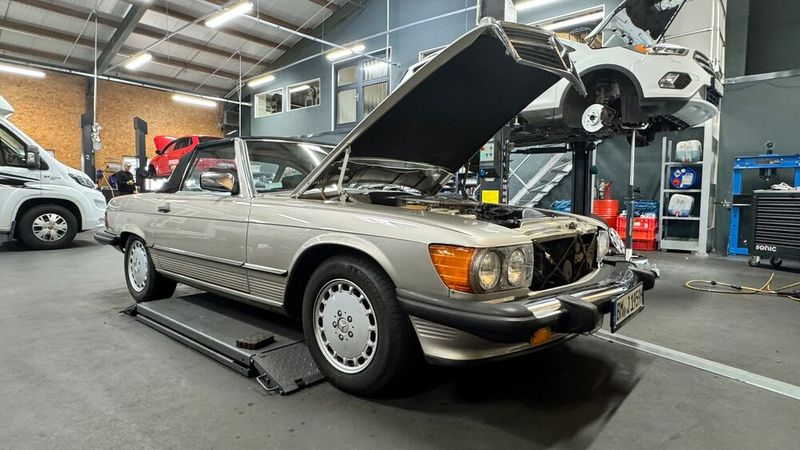 Wer kennt ihn nicht, den Mercedes-Benz SL, alias R107? Als er 1971 als Nachfolger der sogenannten „Pagode“ (Mercedes-Benz W 113) auf den Markt kam, begründete der 107er mit den Breitband-H4-Scheinwerfern und den großen geriffelten Rückleuchten eine neue Gestaltungslinie bei Mercedes-Benz. Die Baureihe blieb sage und schreibe 18 Jahre lang im Mercedes-Programm. Der 560 SL (1985 bis 1989) wurde als Exportmodell konzipiert und in Europa nie offiziell angeboten. Aufgrund verschärfter Crashvorschriften gab es bei den US-Ausführungen die für die damalige Zeit typischen vorstehenden Stoßstangen, die den SL um 250 Millimeter verlängerten und zudem das Gewicht erhöhten; außerdem runde, doppelt angeordnete „Sealed-Beam“-Scheinwerfer wie bei diesem Exemplar. (Bild: Schreiner – VCG)