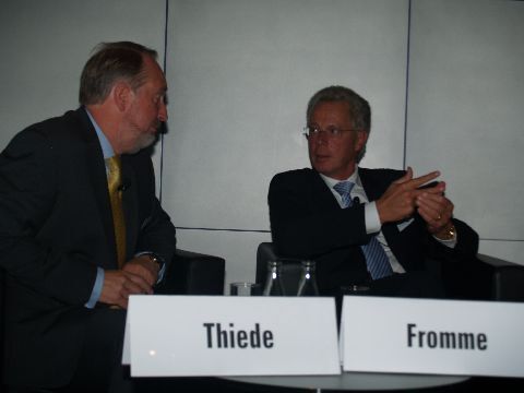 Thiede diskutiert mit Ulrich Fromme darüber, wie sich der Handel in Zukunft aufstellen sollte. (Archiv: Vogel Business Media)