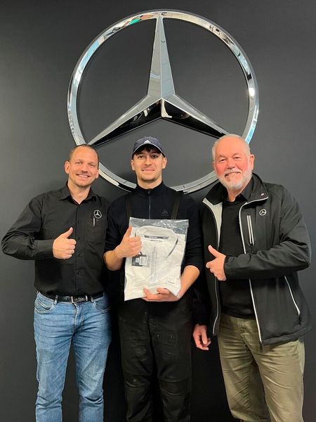 Christian Föh (Mitte) bestand den ersten Teil seiner Gesellenprüfung mit „sehr gut