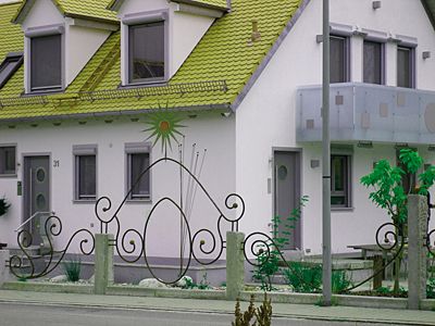 Diese Zaunanlage ist bei Treppendorf in der Nähe von Bamberg zu sehen. Sie gehört zum Musikhaus Thomann. (Archiv: Vogel Business Media)