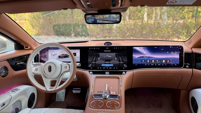 Der Fahrerarbeitsplatz ist voll digitalisiert. (Bild: sp-x)