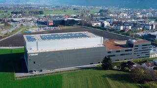 Blick auf das neue, stark automatisierte Logistikzentrum der Grass-Gruppe in Österreich. Kardex Mlog hat es mit einem leistungsfähigen Hochregallager ausgestattet, das dem zur Würth-Gruppe gehörenden Unternehmen jetzt nicht nur Zeit bei der Kommissionierung spart. (Bild: Grass-Gruppe)