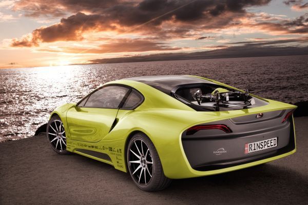 Der hybride Sportwagen Σtos: unterwegs mit persönlichem Autopilot und Drohne. (Rinspeed)