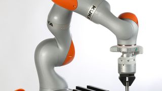 Der Labyrinth-Demonstrator von Kuka soll anschaulich sämtliche Funktionalitäten des Leichtbauroboters auf dem Kuka Flex Fellow zeigen. (Kuka Systems)