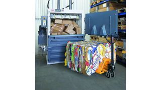 Durch spezielle Profile in Entnahmetür, Einfüllklappe und Pressplatte produziert die Ballenpresse V-Press 860 L von HSM Ballen mit einer Aussparung für den einfachen Transport ohne Palette. Bild: HSM (Archiv: Vogel Business Media)