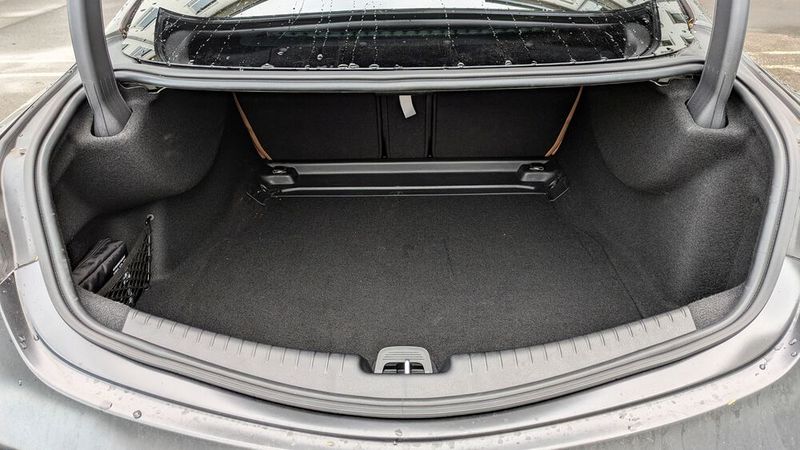Das Kofferraumvolumen ist dagegen mit 420 Litern absolut urlaubstauglich. Zwar besitzt der CLE keine Heckklappe, aber die Haube ist groß genug, dass sich der Kofferraum einfach beladen lässt. Und unter dem doppelten Boden ... (Bild: Simon – VCG)