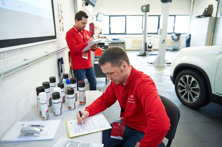 Auf dem Programm standen eine Direktannahme und eine Fahrzeugendkontrolle. (Foto: Kia)