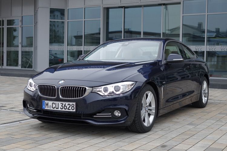 Der 428i der uns für den Test zur Verfügung stand, überzeugte optisch sofort: ein breites, sportliches Gesicht vor einer lang gezogenen Motorhaube, gefolgt von einer abgeflachten Windschutzscheibe die den Blick aus dem nach hinten versetzten Greenhouse bietet. (Foto: Thomas Günnel)